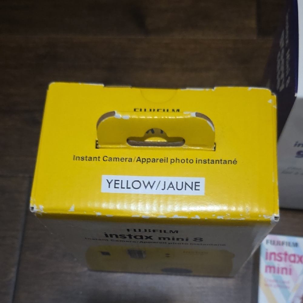 Fujifilm Instax Mini 8 in Bright Yellow with Accessories - Picture 2 of 7